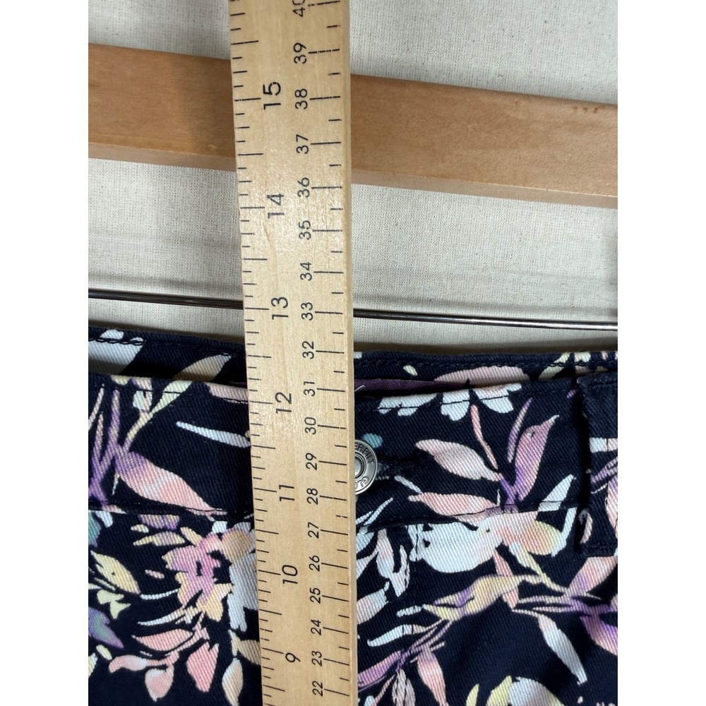 Gloria Vanderbilt Women's Floral Print Amanda Capri Pants size 10 Black/Pink - Picture 10 of 11